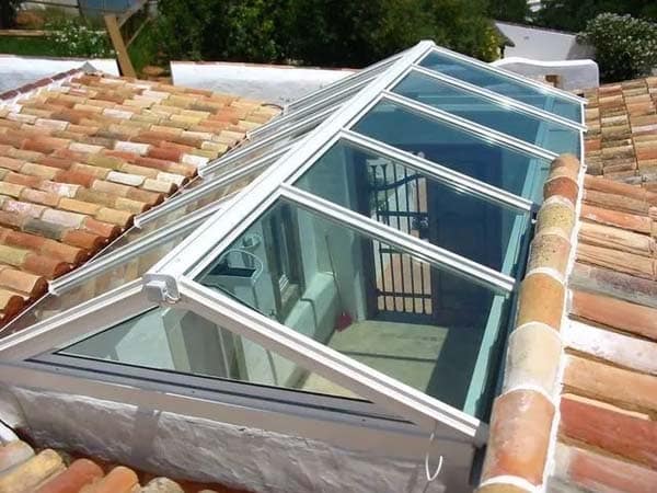 Genteng Kaca Sebagai Alternatif Pencahayaan Alami Hunian